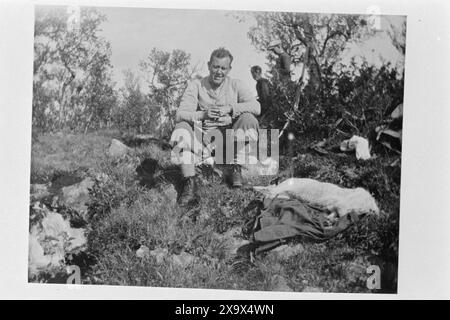 Aktuell 03- 1946 : den første generalsekretær pour de forente nasjoner (FN), Trygve lie. Gutten fra Aker son skal jevne veien til varig fred. Bildene i denne reportasjen er delvis hentet fra Trygve Lies album privé. En jakttur har Trygve lie adri sagt nei til. Når høstjakten begynte var statsråden like ivrig som bikkjene. Foto : Privat / Aktuell / NTB *** Foto er ikke bildebehandlet *** le texte de cette image est traduit automatiquement Banque D'Images