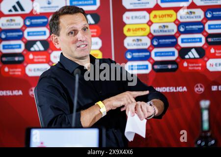 03 juin 2024, Bavière, Nuremberg : Football : Bundesliga 2, présentation du nouveau directeur sportif de 1. FC Nürnberg JOTI Chatzialexiou. Le nouveau directeur sportif de la FCN JOTI Chatzialexiou intervient lors de la conférence de presse pour se présenter. Photo : Daniel Karmann/dpa Banque D'Images