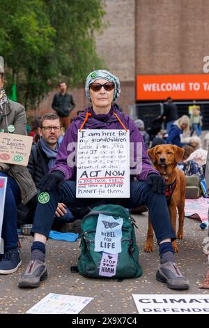 13 mai 2023, Tate Modern, Londres, Royaume-Uni. XR Families and Health, Mothers' Rebellion protestent avec les rebelles rouges et les médecins. Banque D'Images