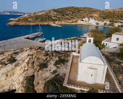 Le port de Kimolos vu du coin nord-est Banque D'Images