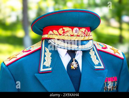 Uniforme militaire cérémoniel vintage du maréchal de l'Union soviétique avec quatre étoiles d'or du héros de l'Union soviétique Banque D'Images