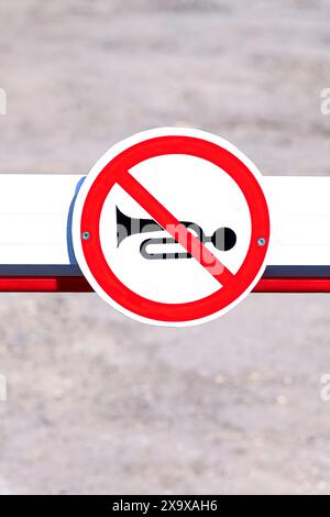 Les signaux sonores sont interdits, interdiction de klaxonner. Aucun son fort. Panneau routier, gros plan Banque D'Images