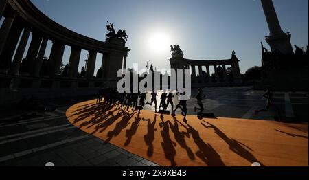 Photo du dossier datée du 27-08-23 de la place des héros à Budapest, Hongrie. World Athletics est sur le point de distribuer le plus gros lot de l'histoire du sport, 10 millions de dollars américains, lors de son lancement en septembre 2026. Lundi, l’organe directeur a partagé des détails sur ce qui devrait être un événement biennal visant à attirer le public de la télévision et les jeunes fans. Budapest accueillera le Championnat Ultimate inaugural sur trois soirées à partir de septembre 11-13 à son Centre national d'athlétisme et comparera les vainqueurs du monde, des Jeux olympiques et de la Diamond League aux meilleurs joueurs de l'année Banque D'Images