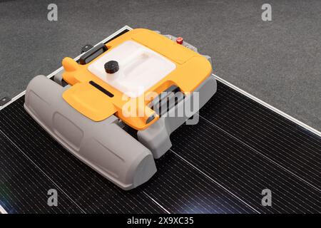 Robot nettoyeur sur panneau solaire Banque D'Images