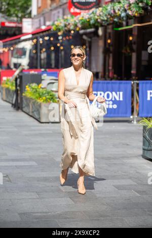 Londres, Royaume-Uni. 3 juin 2024. Ashley Roberts, correspondante du showbiz, quitte Global Radio au soleil en profitant du temps chaud crédit : Richard Lincoln/Alamy Live News Banque D'Images