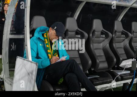 Sydney, Australie. 03 juin 2024. Sydney, Australie, 3 juin 2024 : Tony Gustavsson (entraîneur en chef de l'Australie) écrit quelque chose pendant le match amical international entre l'Australie et la Chine PR au stade Accor de Sydney, en Australie. (NOE Llamas/SPP) crédit : photo de presse sportive SPP. /Alamy Live News Banque D'Images