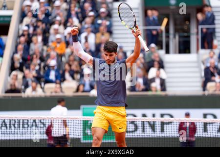 PARIS, FRANCE - 2 JUIN : Carlos Alcaraz d'Espagne célèbre le jour 8 de l'Open de France 2024 à Roland Garros le 2 juin 2024 à Paris, France. (Photo de Marleen Fouchier/Agence BSR) Banque D'Images