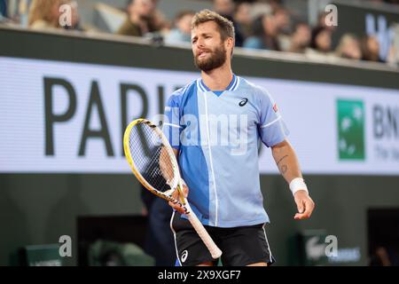 PARIS, FRANCE - 2 JUIN : Corentin Moutet réagit lors du 8e jour de l'Open de France 2024 à Roland Garros le 2 juin 2024 à Paris, France. (Photo de Marleen Fouchier/Agence BSR) Banque D'Images