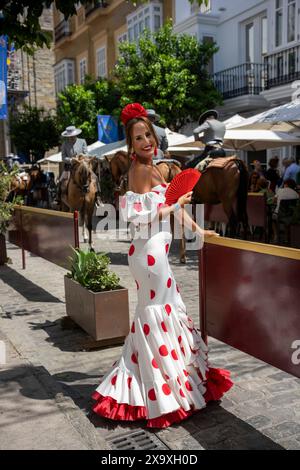 Femme en robe traditionnelle de style flamenco à Tarifa en Espagne. Banque D'Images