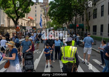 New York, New York, États-Unis. 2 juin 2024. (NOUVEAU) le défilé Celebrate Israel de 2024. 02 juin 2024, New York, New York, États-Unis : les spectateurs passant par le poste de contrôle de sécurité de NYPD lors de la parade annuelle Celebrate Israel le 2 juin 2024 à New York. Des dizaines de milliers de personnes ont marché sur la Cinquième Avenue lors d'un défilé pour Israël, et beaucoup ont appelé à la libération des otages détenus par le Hamas à Gaza, "ramenez-les à la maison", un message qui a retentit haut et fort. Le défilé a eu lieu près de huit mois après l'attaque sans précédent de Oct7 par le Hamas, la plus meurtrière de l'histoire d'Israël. Banque D'Images