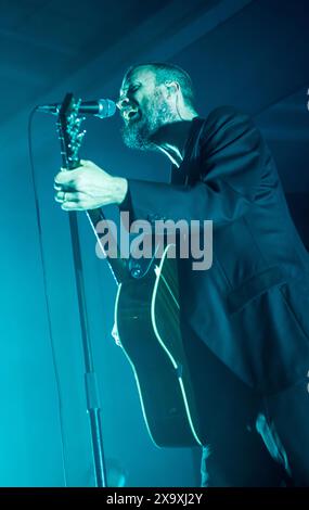 Le musicien et compositeur américain Joshua Tillman alias Father John Misty joue en direct au réfectoire de l'Université de Leeds. Banque D'Images