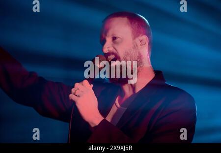 Le musicien et compositeur américain Joshua Tillman alias Father John Misty joue en direct au réfectoire de l'Université de Leeds. Banque D'Images