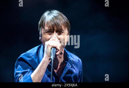 Leader du groupe britannique Suede Brett Anderson jouant un concert au Barbican à York. Banque D'Images