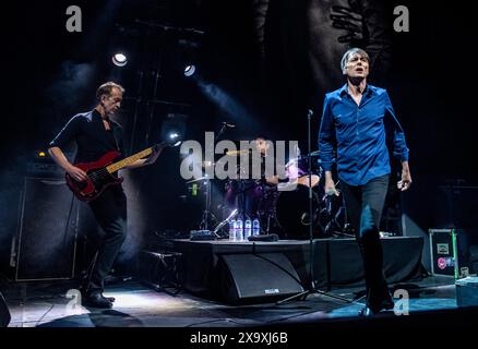 Leader du groupe britannique Suede Brett Anderson jouant un concert au Barbican à York. Banque D'Images