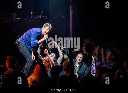 Leader du groupe britannique Suede Brett Anderson jouant un concert au Barbican à York. Banque D'Images