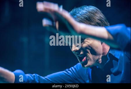 Leader du groupe britannique Suede Brett Anderson jouant un concert au Barbican à York. Banque D'Images