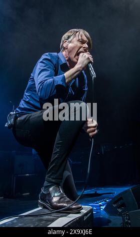 Leader du groupe britannique Suede Brett Anderson jouant un concert au Barbican à York. Banque D'Images