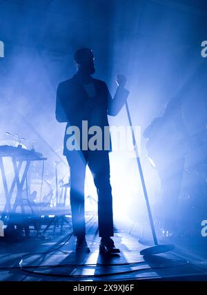 Le musicien et compositeur américain Joshua Tillman alias Father John Misty joue en direct au réfectoire de l'Université de Leeds. Banque D'Images