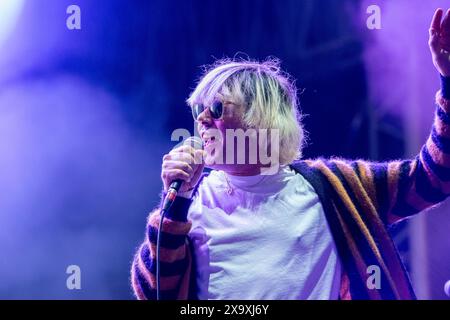 Tim Burgess, leader des charlatans, joue un concert au Piece Hall à Halifax. Banque D'Images