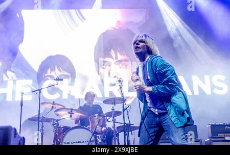 Tim Burgess, leader des charlatans, joue un concert au Piece Hall à Halifax. Banque D'Images