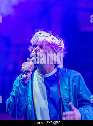 Tim Burgess, leader des charlatans, joue un concert au Piece Hall à Halifax. Banque D'Images