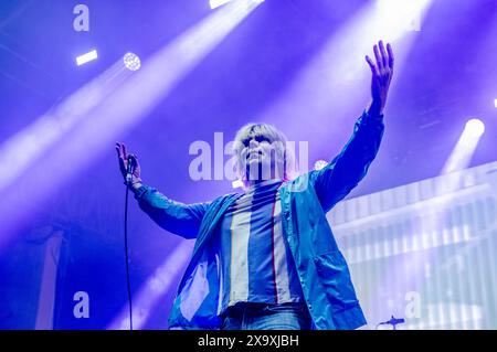 Tim Burgess, leader des charlatans, joue un concert au Piece Hall à Halifax. Banque D'Images