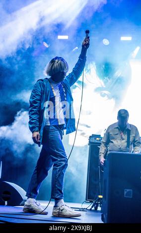 Tim Burgess, leader des charlatans, joue un concert au Piece Hall à Halifax. Banque D'Images