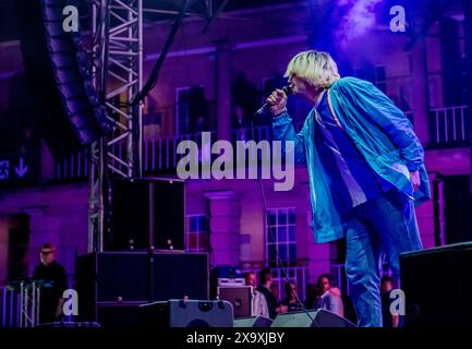 Tim Burgess, leader des charlatans, joue un concert au Piece Hall à Halifax. Banque D'Images