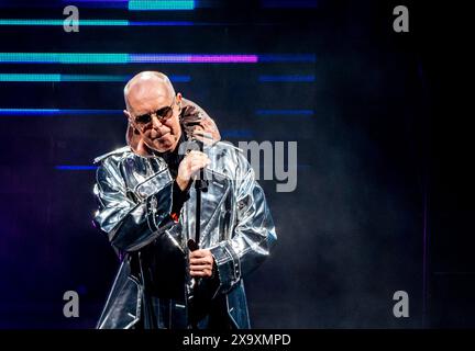 Chanteur du groupe britannique Pet Shop Boys Neil Tennant jouant en live à Leeds Arena. Banque D'Images