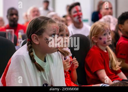 Les jeunes membres du club de football Killinghall Nomads regardent la finale de la Coupe du monde féminine et montrent leur frustration face au résultat. Banque D'Images