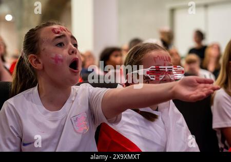 Une jeune fille crie à l'écran alors que les membres du club de football Killinghall Nomads regardent la finale de la Coupe du monde féminine et montrent leur frustration face au résultat. Banque D'Images