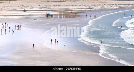 Une image panoramique de la marée entrante sur la plage primée de Crantock à Newquay, en Cornouailles, au Royaume-Uni. Banque D'Images