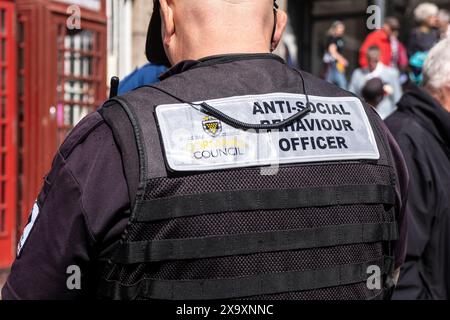 Vue arrière d'un agent de comportement anti-social du Conseil de Cornwall en service au centre de Penzance Tota à Cornwall, au Royaume-Uni. Banque D'Images