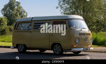 Stony Stratford, Royaume-Uni - 2 juin 2024 : 1970 Volkswagen Camper van conduisant sur une route de campagne britannique Banque D'Images