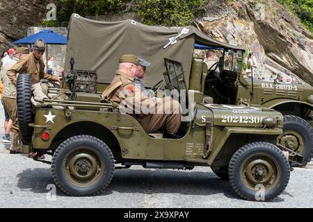 Journée militaire au jardin de Trebah. Véhicules militaires garés sur la plage de Trebah Garden en Cornouailles au Royaume-Uni. Banque D'Images