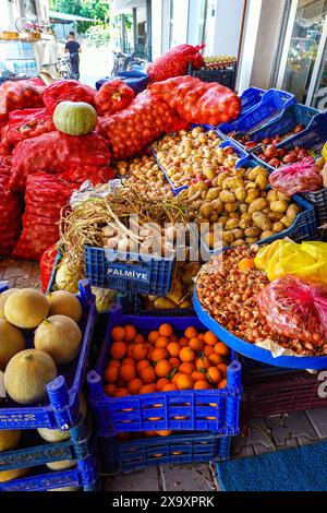 Magasin de légumes, légumes verts à Dalyan, Turquie, montrant des produits locaux colorés Banque D'Images