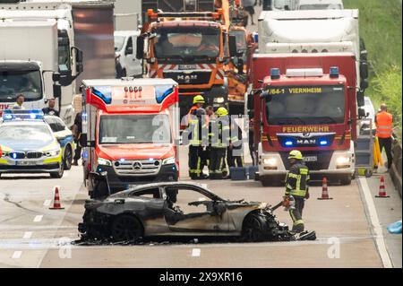 Ein Auto ist auf der Autobahn 67 zwischen Viernheim und Lorsch in Fahrtrichtung Lorsch komplett ausgebrannt. Durch den Unfall Hat sich ein Großer Rückstau gebildet. Lorsch Hessen Deutschland *** Une voiture a complètement brûlé sur la route 67 entre Viernheim et Lorsch en direction de Lorsch L'accident a causé un gros embouteillage Lorsch Hessen Allemagne Banque D'Images