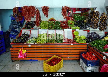 Magasin de légumes, légumes verts à Dalyan, Turquie, montrant des produits locaux colorés Banque D'Images