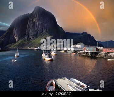 NON - NORDLAND/ÎLES LOFOTEN : Hamnøy le long de la Vestfjorden, le village de pêcheurs le plus ancien et le plus pittoresque des Lofoten, Norvège Banque D'Images