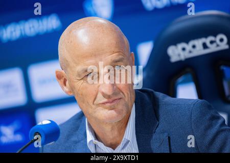 Bochum, Allemagne. 03 juin 2024. Football : Bundesliga, VfL Bochum Conférence de presse pour présenter le nouvel entraîneur, Vonovia Ruhrstadion. Peter Zeidler est assis sur le podium. Crédit : Rolf Vennenbernd/dpa/Alamy Live News Banque D'Images