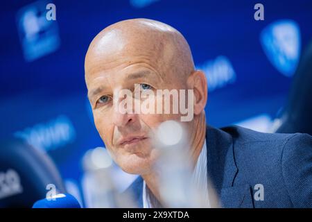 Bochum, Allemagne. 03 juin 2024. Football : Bundesliga, VfL Bochum Conférence de presse pour présenter le nouvel entraîneur, Vonovia Ruhrstadion. Peter Zeidler est assis sur le podium. Crédit : Rolf Vennenbernd/dpa/Alamy Live News Banque D'Images