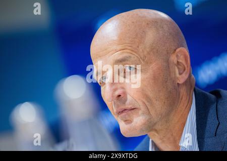 Bochum, Allemagne. 03 juin 2024. Football : Bundesliga, VfL Bochum Conférence de presse pour présenter le nouvel entraîneur, Vonovia Ruhrstadion. Peter Zeidler est assis sur le podium. Crédit : Rolf Vennenbernd/dpa/Alamy Live News Banque D'Images