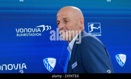 Bochum, Allemagne. 03 juin 2024. Football : Bundesliga, VfL Bochum Conférence de presse pour présenter le nouvel entraîneur, Vonovia Ruhrstadion. Peter Zeidler est assis sur le podium. Crédit : Rolf Vennenbernd/dpa/Alamy Live News Banque D'Images