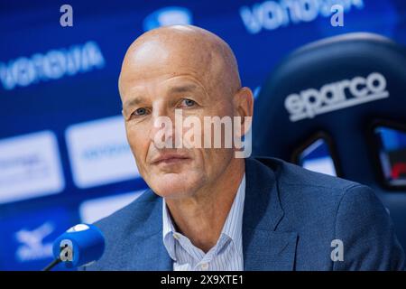 Bochum, Allemagne. 03 juin 2024. Football : Bundesliga, VfL Bochum Conférence de presse pour présenter le nouvel entraîneur, Vonovia Ruhrstadion. Peter Zeidler est assis sur le podium. Crédit : Rolf Vennenbernd/dpa/Alamy Live News Banque D'Images