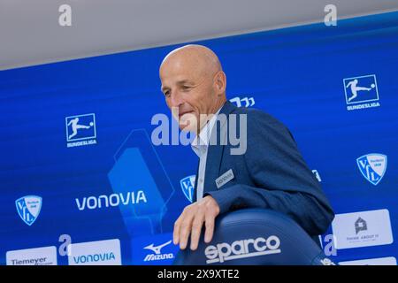 Bochum, Allemagne. 03 juin 2024. Football : Bundesliga, VfL Bochum Conférence de presse pour présenter le nouvel entraîneur, Vonovia Ruhrstadion. Peter Zeidler arrive pour la conférence de presse. Crédit : Rolf Vennenbernd/dpa/Alamy Live News Banque D'Images