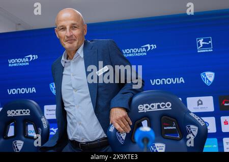 Bochum, Allemagne. 03 juin 2024. Football : Bundesliga, VfL Bochum Conférence de presse pour présenter le nouvel entraîneur, Vonovia Ruhrstadion. Peter Zeidler arrive pour la conférence de presse. Crédit : Rolf Vennenbernd/dpa/Alamy Live News Banque D'Images