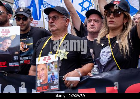 Les familles des otages pris le 7 octobre dirigent le défilé avec une bannière "Bring Them Home Now" et des affiches de leurs proches. La 59e parade annuelle de la Journée d'Israël marche sur la 5e Avenue le long de Central Park. Le défilé célèbre la culture et la fierté israéliennes. Le défilé a pris un ton sombre cette année au milieu de la guerre Israël-Hamas, avec pour objectif principal de ramener chez eux les 120 otages restants encore à Gaza qui ont été enlevés le 7 octobre 2023. (Photo de Syndi Pilar / SOPA images/SIPA USA) Banque D'Images