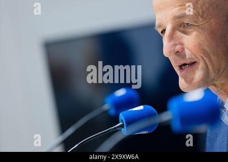 Bochum, Allemagne. 03 juin 2024. Football : Bundesliga, VfL Bochum Conférence de presse pour présenter le nouvel entraîneur, Vonovia Ruhrstadion. Peter Zeidler est assis sur le podium. Crédit : Rolf Vennenbernd/dpa/Alamy Live News Banque D'Images