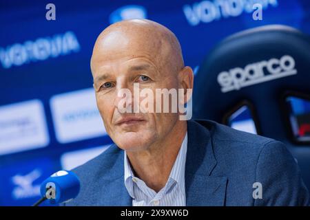 Bochum, Allemagne. 03 juin 2024. Football : Bundesliga, VfL Bochum Conférence de presse pour présenter le nouvel entraîneur, Vonovia Ruhrstadion. Peter Zeidler est assis sur le podium. Crédit : Rolf Vennenbernd/dpa/Alamy Live News Banque D'Images