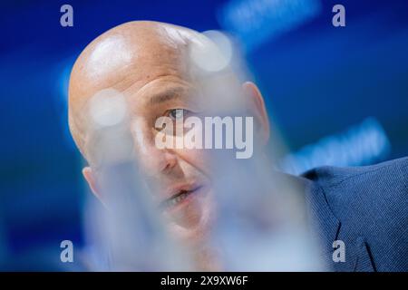 Bochum, Allemagne. 03 juin 2024. Football : Bundesliga, VfL Bochum Conférence de presse pour présenter le nouvel entraîneur, Vonovia Ruhrstadion. Peter Zeidler est assis sur le podium. Crédit : Rolf Vennenbernd/dpa/Alamy Live News Banque D'Images